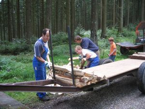 Verladen von Holz für die Heizung und Warmwassergewinnung